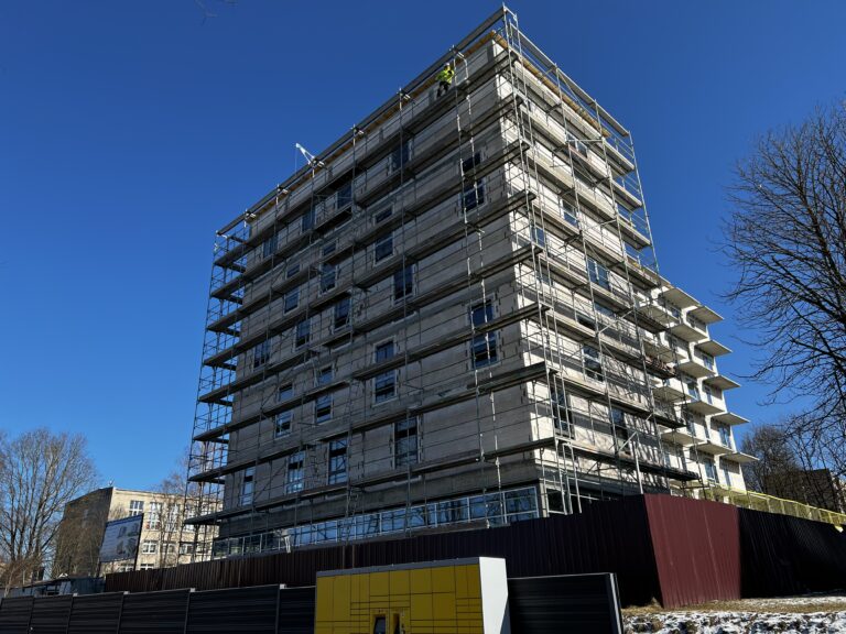 Pastolių montavimas aplink kampinį fasadą, sudėtinga geometrija