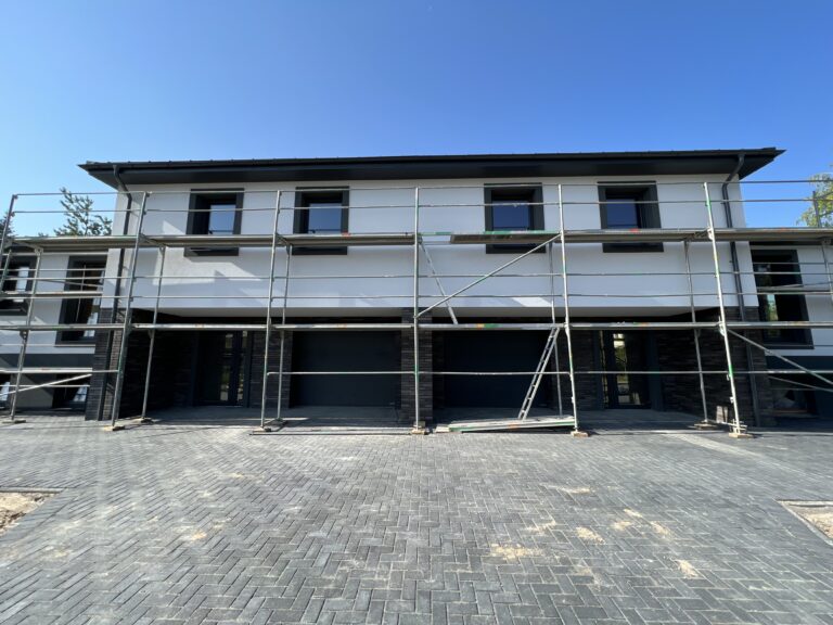 Moduliniai pastoliai su tiltiniais perėjimais, darbų sauga