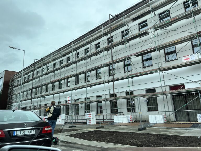 Viešojo pastato pastoliai, pėsčiųjų zonos apsauga, Lietuva