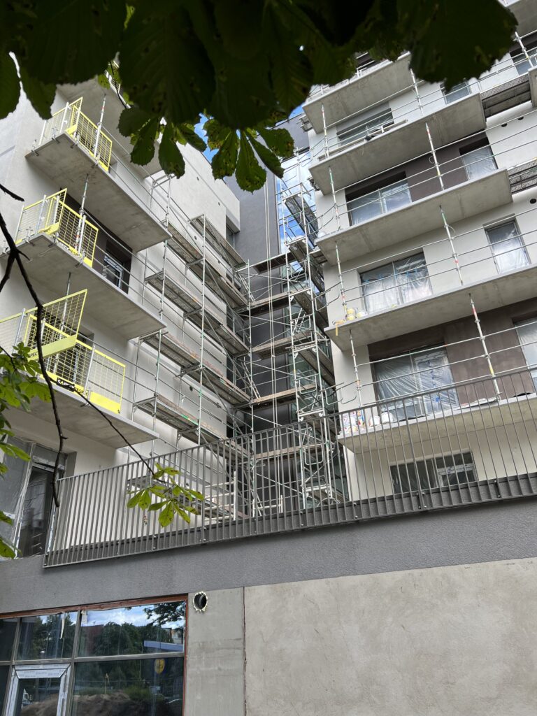 Pastolių montavimas aplink kampinį fasadą, sudėtinga geometrija