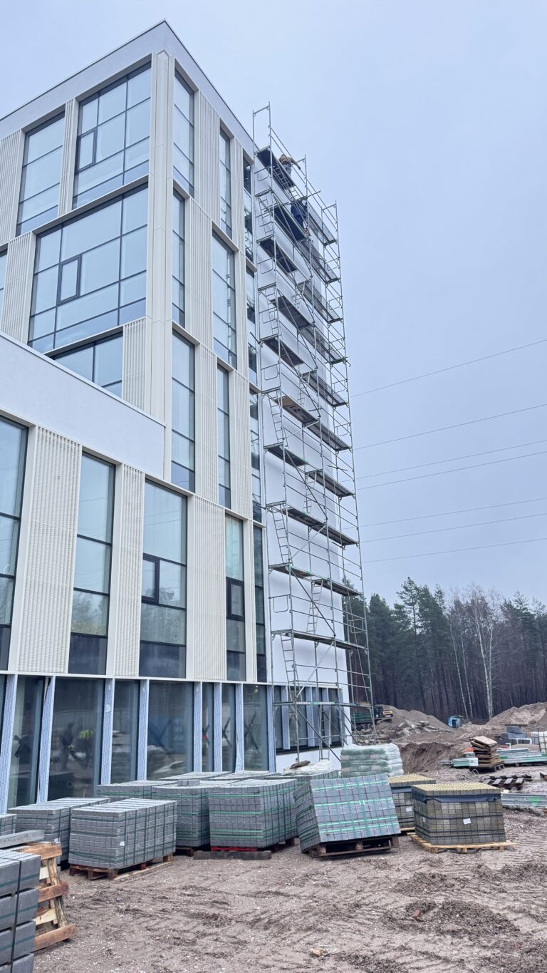 Aukštuminio pastato fasadiniai pastoliai, apdaila, Vilnius