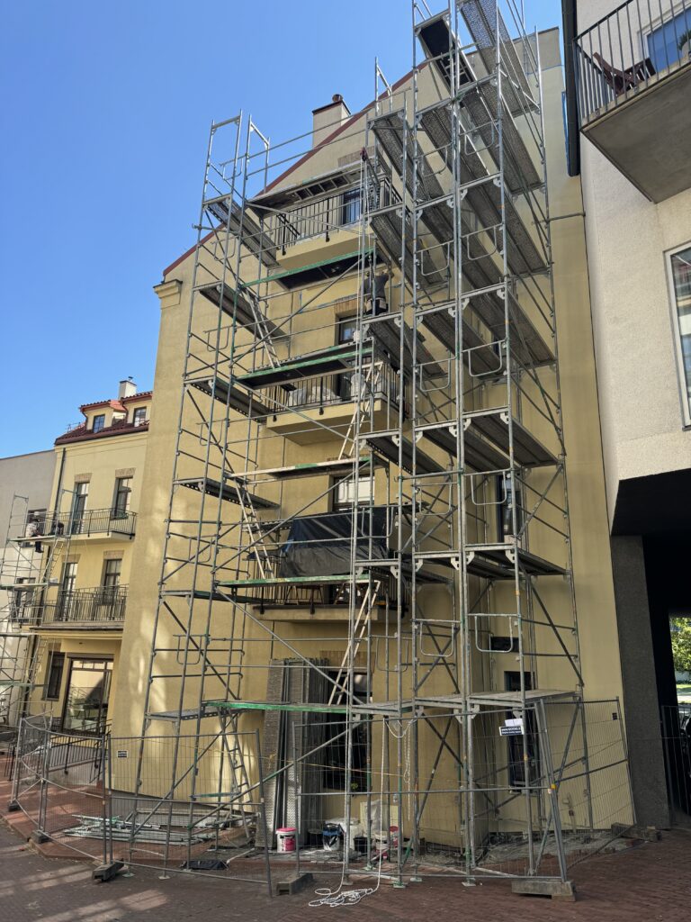 Viešojo pastato pastoliai, pėsčiųjų zonos apsauga, Lietuva